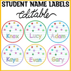 Puede incluir: Seis etiquetas circulares para nombres de estudiantes con fondos de papel rayado y estrellas de colores. Las etiquetas muestran los nombres Knox, Lucy, Adam, Kaya, Evan y Gary en letras multicolores. El texto STUDENT NAME LABELS editable es visible.