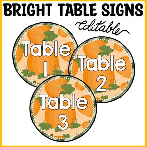 Könnte beinhalten: Drei runde Tischschilder mit einem Kürbismuster und grünen Blättern auf hellorangem Hintergrund. Die Schilder zeigen den Text "Table 1", "Table 2" und "Table 3" in Weiß mit schwarzer Umrandung. Die Überschrift lautet "BRIGHT TABLE SIGNS" und "Editable".