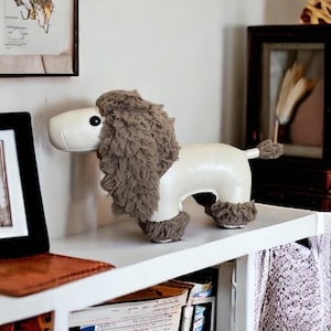 Sujetalibros de perro caniche – Sujetalibros caqui con forma de animal – Tope de puerta y estante hecho a mano – Bonito regalo para amantes de las mascotas – Decoración hecha a mano, decoración de animales