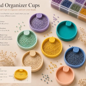 Può includere: Tazze organizzative per perline colorate piene di perline di vari colori. Le tazze hanno un diametro di 6 cm e un'altezza di 0,6 cm. L'immagine include il testo "Bead Organizer Cups" e "3D Printed Cups to organize and sort your beads."