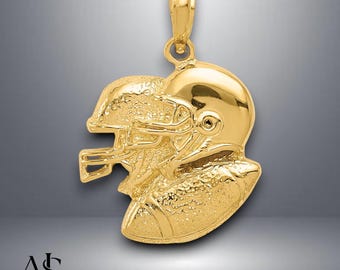 Könnte beinhalten: Ein goldfarbener Anhänger mit einem detaillierten Footballhelm und einem Football. Der Anhänger ist zum Tragen als Halskette gedacht.