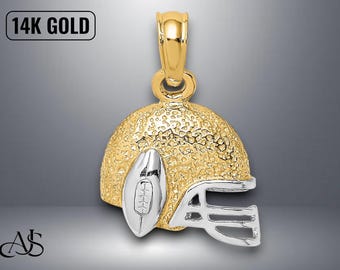Könnte beinhalten: Goldener Anhänger in Form eines Footballhelms mit Football. Der Anhänger hat eine strukturierte Oberfläche und eine silberfarbene Gesichtsmaske und einen Football. Der Text "14K GOLD" befindet sich oben links.