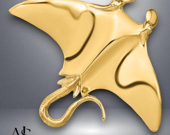 Könnte beinhalten: Eine goldfarbene Metallsculptur einer Mantarochen. Die Skulptur ist detailliert und realistisch, mit einer glatten, glänzenden Oberfläche.