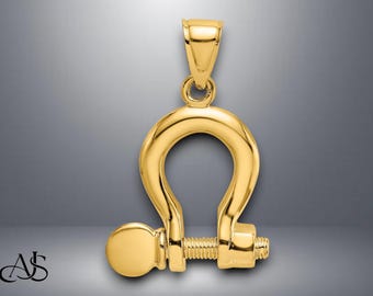 Pode incluir: Pingente dourado em forma de manilha, com um corpo em forma de U e um fecho de parafuso e porca roscados. O pingente tem uma argola para prender a uma corrente. Design simples e elegante.