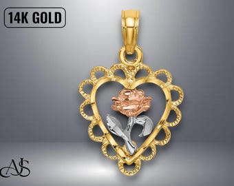 Könnte beinhalten: Goldanhänger mit herzförmigem Rahmen und Rosenmotiv. Die Rose hat eine rosa Mitte und silberne Blätter. Der Anhänger ist mit "14K GOLD" gekennzeichnet.