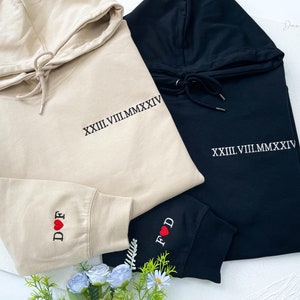 Sudadera con capucha a juego con números romanos bordados, sudadera con capucha personalizada con fecha de aniversario para pareja, jersey con iniciales personalizadas con mangas de corazón, regalo para novio