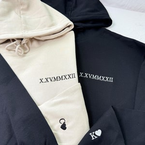 Aangepaste geborduurde hoodie met Romeinse cijfers - cadeau voor koppels - gepersonaliseerde cadeaudatum hoodie initiaal op mouw - verlovingen, cadeau 1e verjaardag