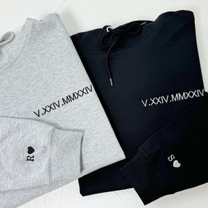 Aangepaste geborduurde hoodie met Romeinse cijfers, gepersonaliseerde geborduurde bijpassende hoodie initiaal hart op mouw, paarshirt, jubileumcadeau