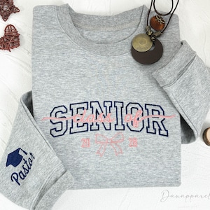 Aangepaste senior 2026 geborduurd sweatshirt, coquette Bow senior teamshirt, senior night, senior zonsopgang, klasse van 2026, senior cheer cadeau