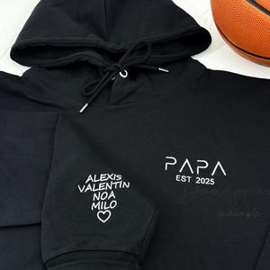 Bestickter Papa Est Hoodie mit den Namen der Kinder und dem Herz auf dem Ärmel, Geschenk für Papa, Geschenk zum Vatertag