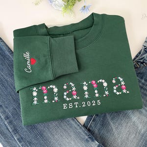 Embroidered Floral Mama Sweatshirt with Kids Name on Sleeve, Custom Grammie, Mummy, Nana, Grandma Sweatshirt, Mothers Day Gift for Mom