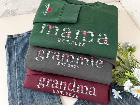Embroidered Floral Mama Sweatshirt with Kids Name on Sleeve, Custom Grammie, Mummy, Nana, Grandma Sweatshirt, Mothers Day Gift for Mom