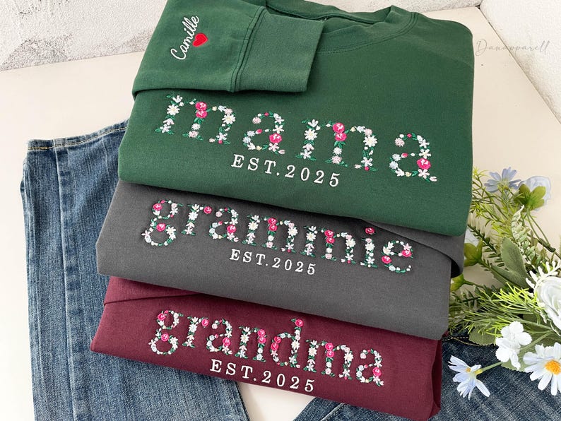 Embroidered Floral Mama Sweatshirt with Kids Name on Sleeve, Custom Grammie, Mummy, Nana, Grandma Sweatshirt, Mothers Day Gift for Mom