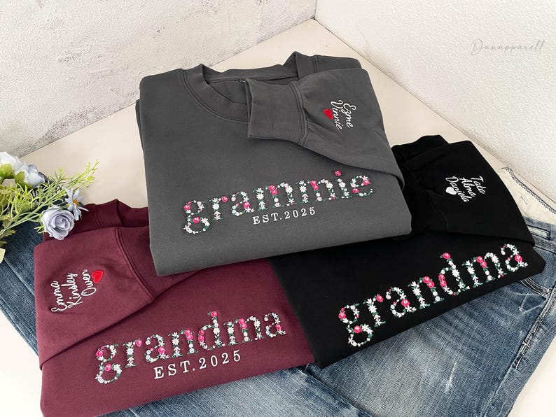 Embroidered Floral Mama Sweatshirt with Kids Name on Sleeve, Custom Grammie, Mummy, Nana, Grandma Sweatshirt, Mothers Day Gift for Mom