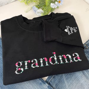 Embroidered Floral Mama Sweatshirt with Kids Name on Sleeve, Custom Grammie, Mummy, Nana, Grandma Sweatshirt, Mothers Day Gift for Mom