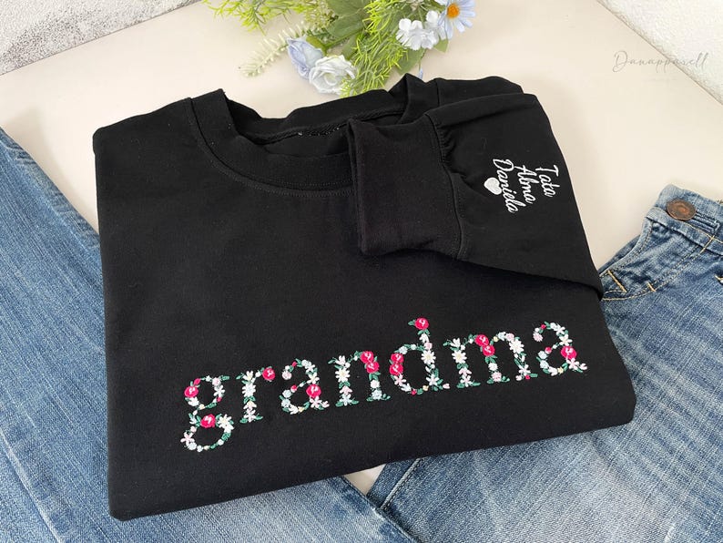Embroidered Floral Mama Sweatshirt with Kids Name on Sleeve, Custom Grammie, Mummy, Nana, Grandma Sweatshirt, Mothers Day Gift for Mom