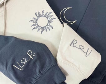 Sudadera con capucha personalizada de pareja de Sol y Luna, iniciales bordadas con forma de corazón en la manga, regalo personalizado para aniversario o San Valentín.