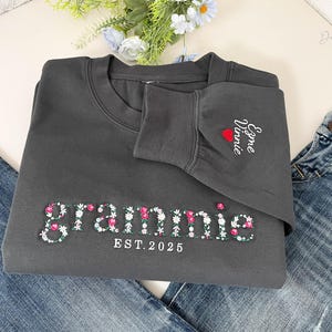 Embroidered Floral Mama Sweatshirt with Kids Name on Sleeve, Custom Grammie, Mummy, Nana, Grandma Sweatshirt, Mothers Day Gift for Mom
