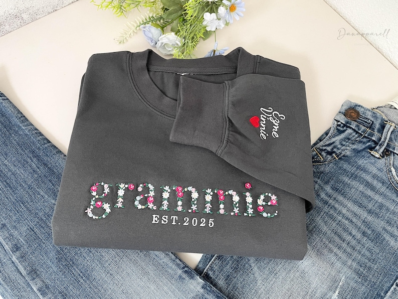Embroidered Floral Mama Sweatshirt with Kids Name on Sleeve, Custom Grammie, Mummy, Nana, Grandma Sweatshirt, Mothers Day Gift for Mom