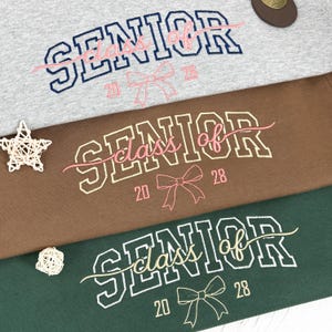 Aangepaste senior 2026 geborduurd sweatshirt, coquette Bow senior teamshirt, senior night, senior zonsopgang, klasse van 2026, senior cheer cadeau