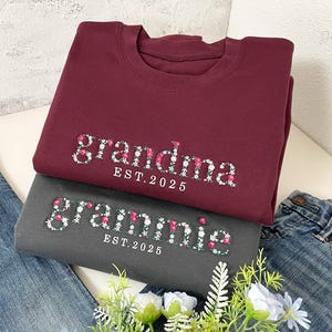 Embroidered Floral Grandma Sweatshirt with Kids Name on Sleeve, Custom Mama, Nana, Grammie Sweatshirt, New Grandma Gift, Motherd Day Gift