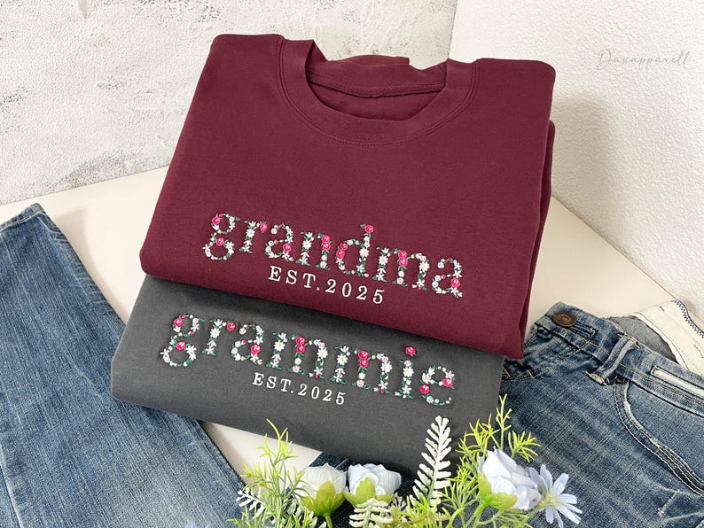 Embroidered Floral Mama Sweatshirt with Kids Name on Sleeve, Custom Grammie, Mummy, Nana, Grandma Sweatshirt, Mothers Day Gift for Mom