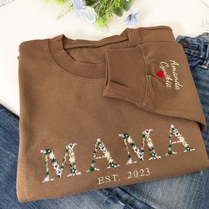Felpa personalizzata con ricamo floreale per la mamma con nome del bambino sulla manica, felpa personalizzata per mamma, nonna, nonna, regalo per la festa della mamma