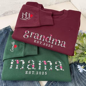 Embroidered Floral Mama Sweatshirt with Kids Name on Sleeve, Custom Grammie, Mummy, Nana, Grandma Sweatshirt, Mothers Day Gift for Mom