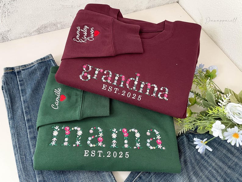 Embroidered Floral Mama Sweatshirt with Kids Name on Sleeve, Custom Grammie, Mummy, Nana, Grandma Sweatshirt, Mothers Day Gift for Mom