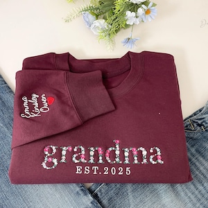 Embroidered Floral Mama Sweatshirt with Kids Name on Sleeve, Custom Grammie, Mummy, Nana, Grandma Sweatshirt, Mothers Day Gift for Mom