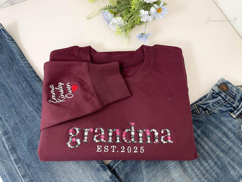 Embroidered Floral Mama Sweatshirt with Kids Name on Sleeve, Custom Grammie, Mummy, Nana, Grandma Sweatshirt, Mothers Day Gift for Mom