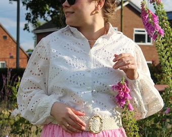 Blusa blanca de algodón con ojales, top de bordado inglés con mangas abullonadas, estilo bohemio cottagecore.