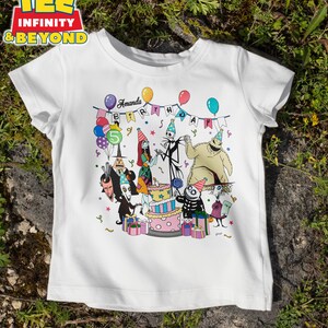 Puede incluir: Camiseta blanca con un dise&ntilde;o colorido de fiesta de cumplea&ntilde;os con personajes de Pesadilla antes de Navidad. El dise&ntilde;o incluye una tarta, globos y el nombre "Amanda" con el n&uacute;mero "5".