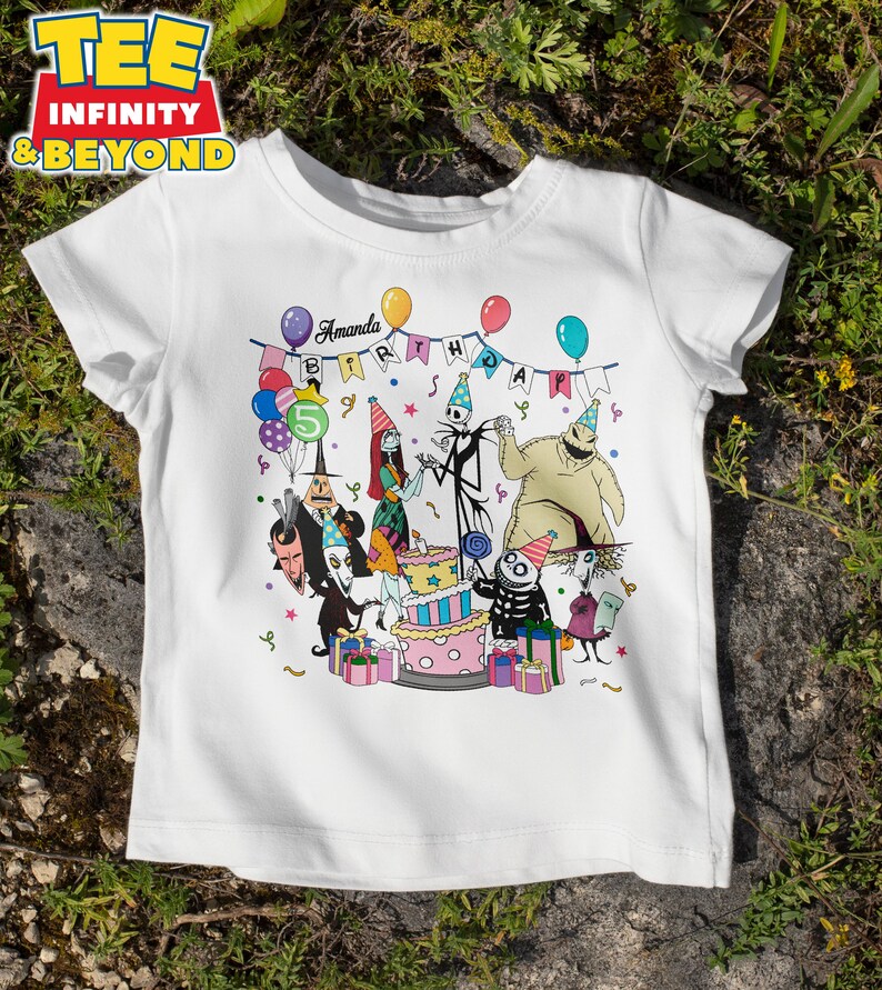 Puede incluir: Camiseta blanca con un dise&ntilde;o colorido de fiesta de cumplea&ntilde;os con personajes de Pesadilla antes de Navidad. El dise&ntilde;o incluye una tarta, globos y el nombre "Amanda" con el n&uacute;mero "5".