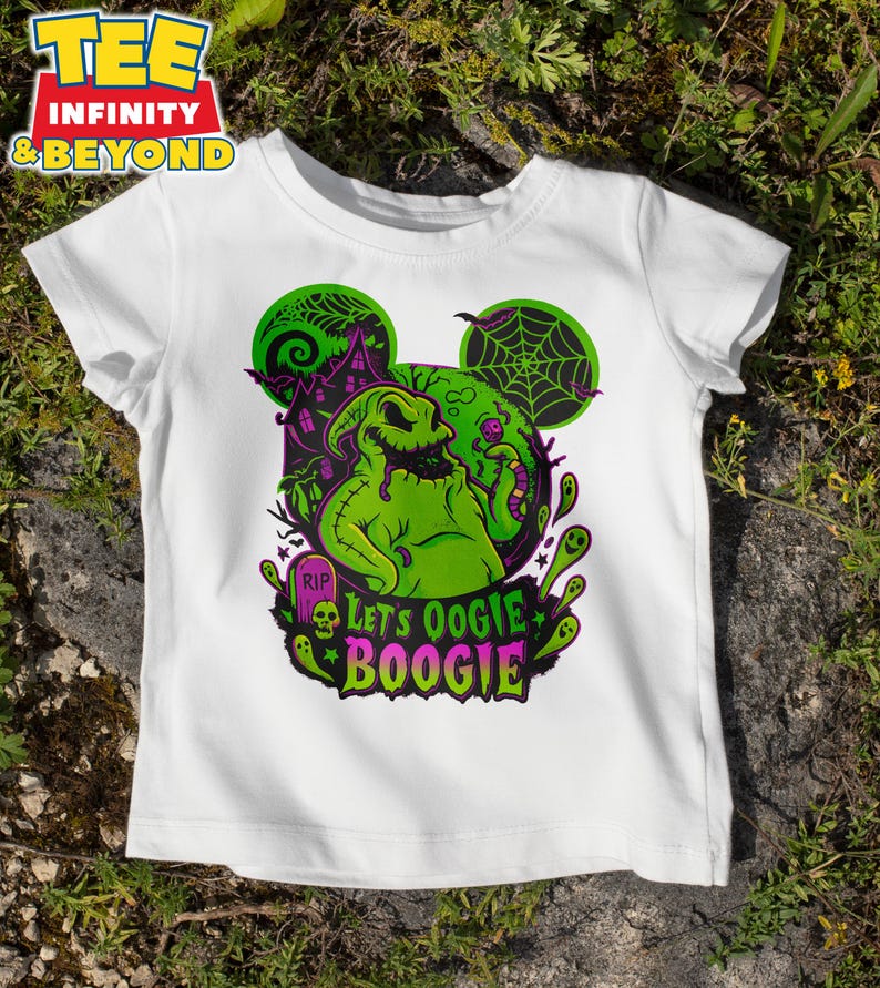K&ouml;nnte beinhalten: Wei&szlig;es T-Shirt mit einem gr&uuml;nen Oogie Boogie-Design, einschlie&szlig;lich eines Spukhauses, Spinnweben und dem Text "Let's Oogie Boogie". Das Design hat die Form von Mickey Mouse-Ohren, ideal f&uuml;r Halloween.