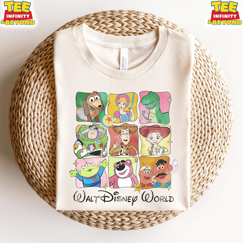 Puede incluir: Camiseta color crema con una cuadr&iacute;cula de personajes de dibujos animados de Toy Story, incluyendo a Woody, Buzz Lightyear y Rex. Las palabras "Walt Disney World" est&aacute;n impresas en negro en la parte inferior.
