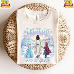 以下が含まれることがあります： クリーム色のTシャツ。イエスが冬のシーンで2人の女の子と歩いているグラフィックが描かれています。「LET IT GO」と「AND LET JESUS」の文字が青色で表示されています。シャツには「TEE INFINITY & BEYOND」のロゴが入っています。