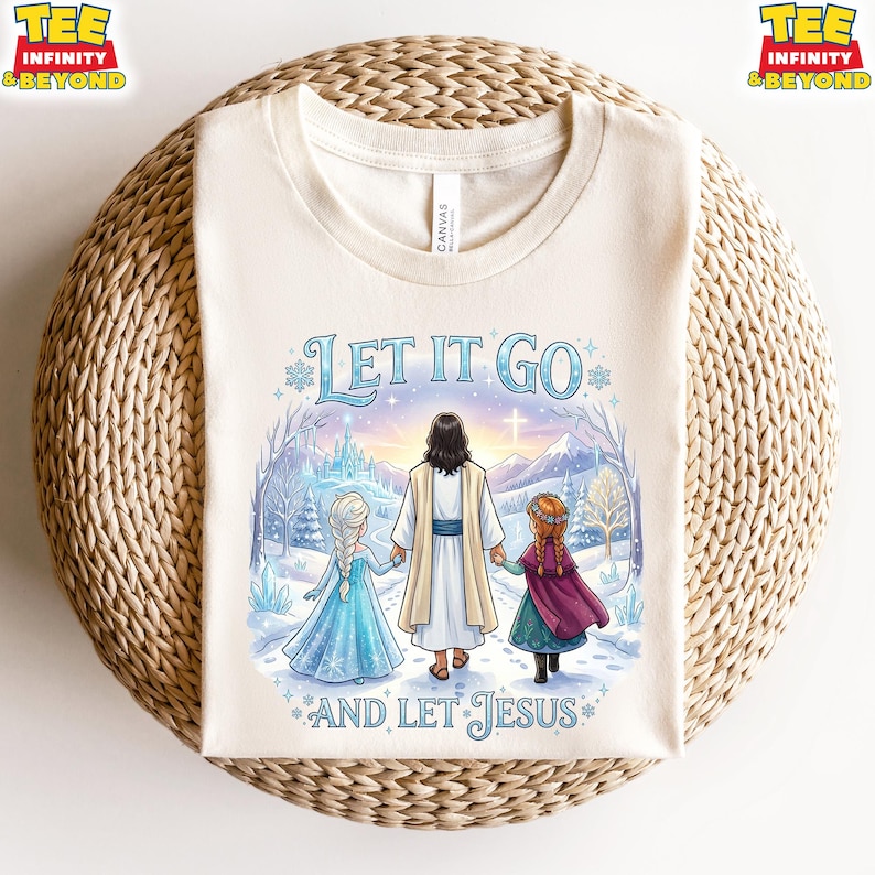 以下が含まれることがあります： クリーム色のTシャツ。イエスが冬のシーンで2人の女の子と歩いているグラフィックが描かれています。「LET IT GO」と「AND LET JESUS」の文字が青色で表示されています。シャツには「TEE INFINITY & BEYOND」のロゴが入っています。