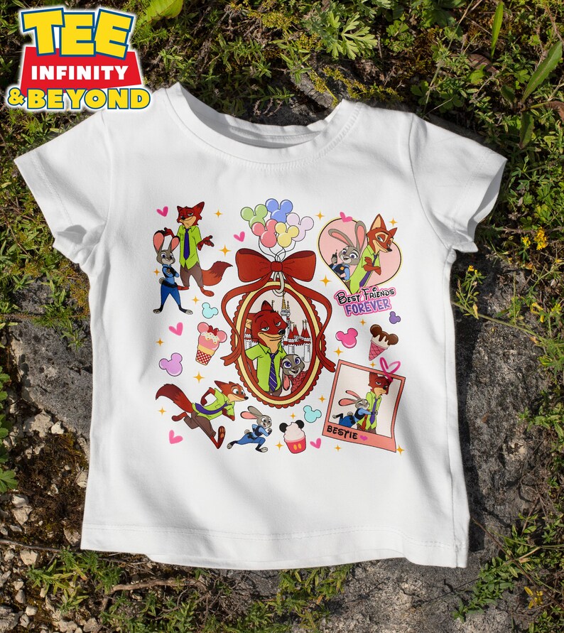 Puede incluir: Camiseta blanca con un estampado gr&aacute;fico colorido de zorros y conejos de dibujos animados. El gr&aacute;fico incluye el texto "Best Friends Forever" y "Bestie".