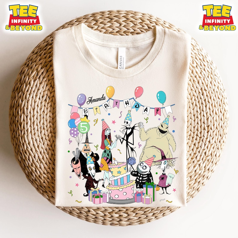Puede incluir: Camiseta color crema con una colorida escena de fiesta de cumplea&ntilde;os con personajes de The Nightmare Before Christmas. El dise&ntilde;o incluye un pastel, globos y el texto "Amanda Birthday 5". La camiseta tiene el logo "TEE INFINITY & BEYOND".
