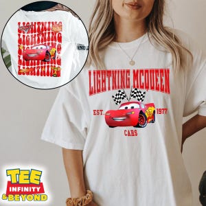 K&ouml;nnte beinhalten: Wei&szlig;es T-Shirt mit einer roten, wei&szlig;en und schwarzen Grafik von Lightning McQueen aus dem Film Cars. Die Grafik enth&auml;lt den Text "Lightning McQueen", "Est. 1977" und "Cars".