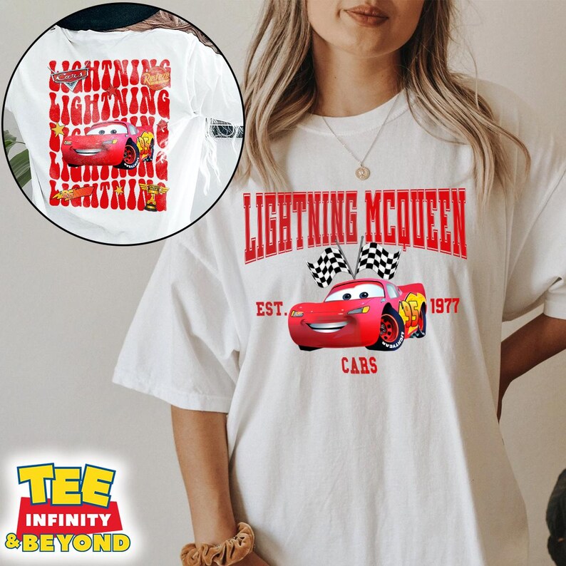 K&ouml;nnte beinhalten: Wei&szlig;es T-Shirt mit einer roten, wei&szlig;en und schwarzen Grafik von Lightning McQueen aus dem Film Cars. Die Grafik enth&auml;lt den Text "Lightning McQueen", "Est. 1977" und "Cars".