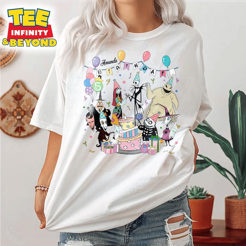 Puede incluir: Camiseta blanca con un gr&aacute;fico de cumplea&ntilde;os colorido con personajes y una tarta. El dise&ntilde;o incluye el texto "Amanda Birthday" y el n&uacute;mero "5". La camiseta tiene mangas cortas y cuello redondo.