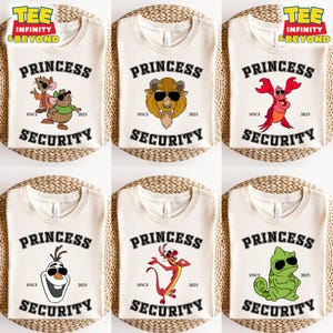 以下が含まれることがあります： ディズニーのプリンセスキャラクターのグラフィックプリントが施された白いTシャツ6枚。各Tシャツには「Princess Security」の文字と、年号「2025」と「Since」の文字がプリントされています。