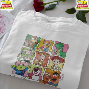 Puede incluir: Camiseta blanca con un gr&aacute;fico colorido de varios personajes de Toy Story, incluyendo a Buzz Lightyear y Woody. El dise&ntilde;o presenta m&uacute;ltiples personajes en una cuadr&iacute;cula. La camiseta tiene el texto "TEE INFINITY & BEYOND" en la parte superior.