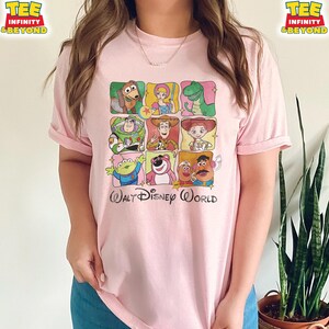 Puede incluir: Una taza de cer&aacute;mica blanca con asa negra y el texto "But First, Coffee" en negrita negra. La taza se encuentra sobre un fondo borroso, sugiriendo un ambiente acogedor.