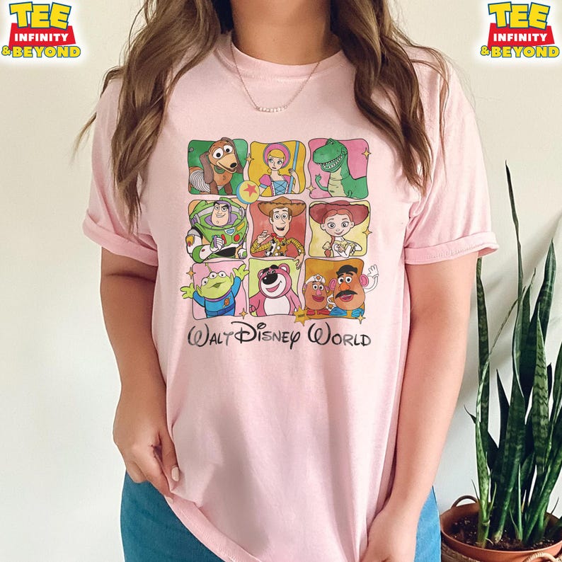 Puede incluir: Una taza de cer&aacute;mica blanca con asa negra y el texto "But First, Coffee" en negrita negra. La taza se encuentra sobre un fondo borroso, sugiriendo un ambiente acogedor.