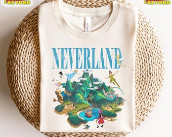 Camiseta retro de Disney con el mapa de Peter Pan y el País de Nunca Jamás. Camiseta con la segunda estrella a la derecha y directo hasta la mañana. Viaje familiar a Disneyland.