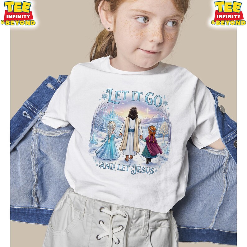 以下が含まれることがあります： 「LET IT GO AND LET JESUS」の文字と、イエスと2人の女の子が冬のシーンにいるイラストが描かれた白いTシャツ。Tシャツはクルーネックで半袖です。Tシャツは人が着ています。