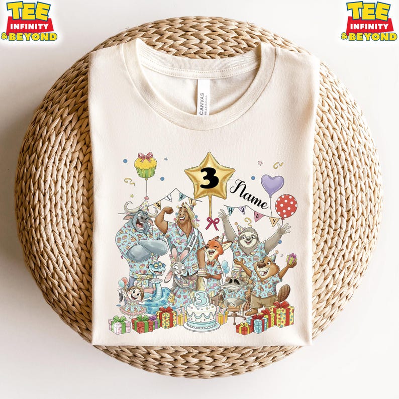 Puede incluir: Camiseta color crema con un dise&ntilde;o de cumplea&ntilde;os colorido. El gr&aacute;fico incluye personajes de animales de dibujos animados, una estrella dorada con el n&uacute;mero 3, globos, una tarta y la palabra "Name". La camiseta tiene el texto "TEE INFINITY & BEYOND" en las esquinas superiores.